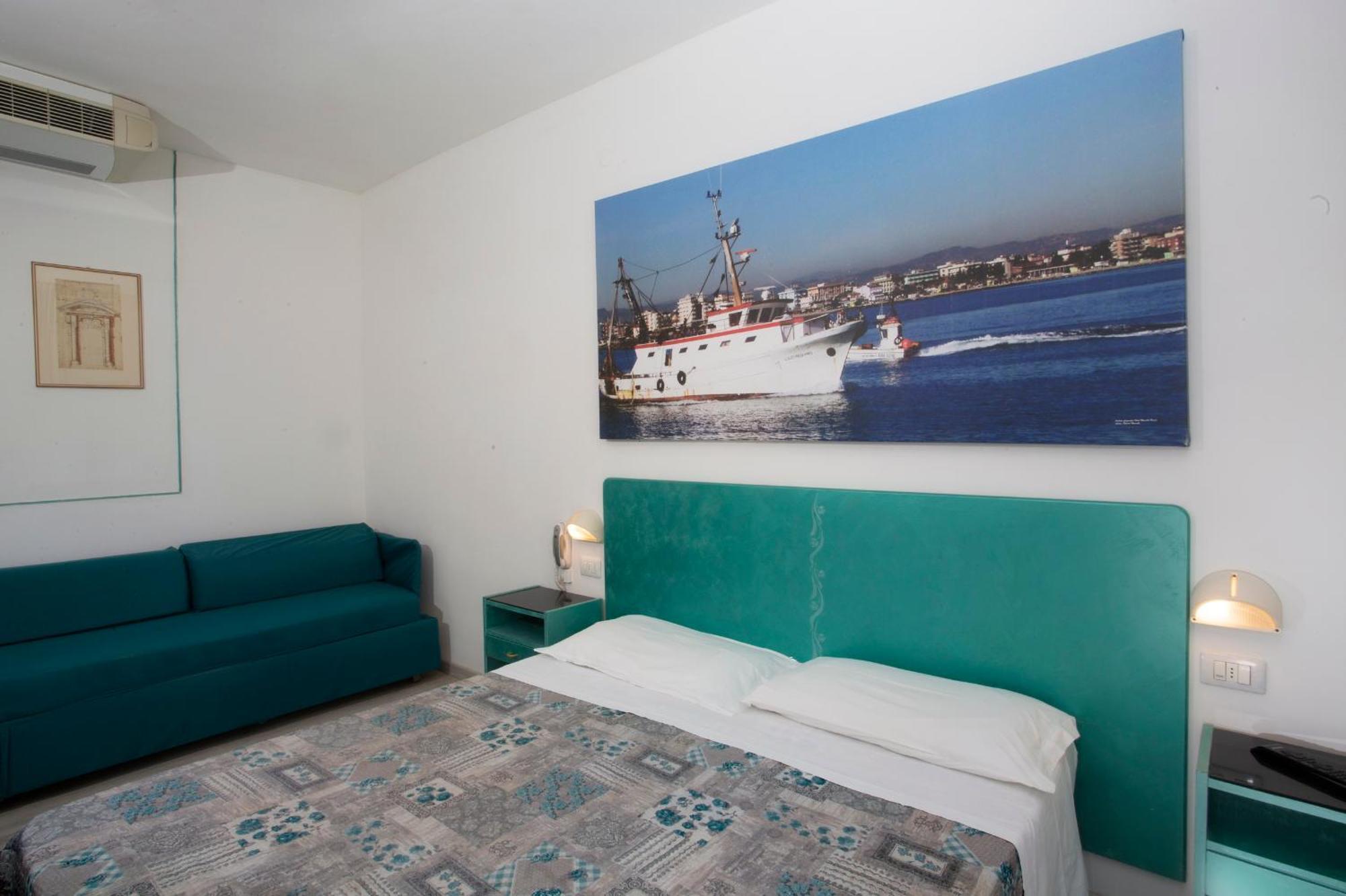 Hotel Marselli Римини Экстерьер фото