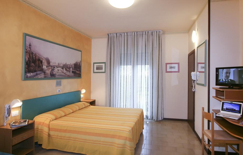 Hotel Marselli Римини Экстерьер фото