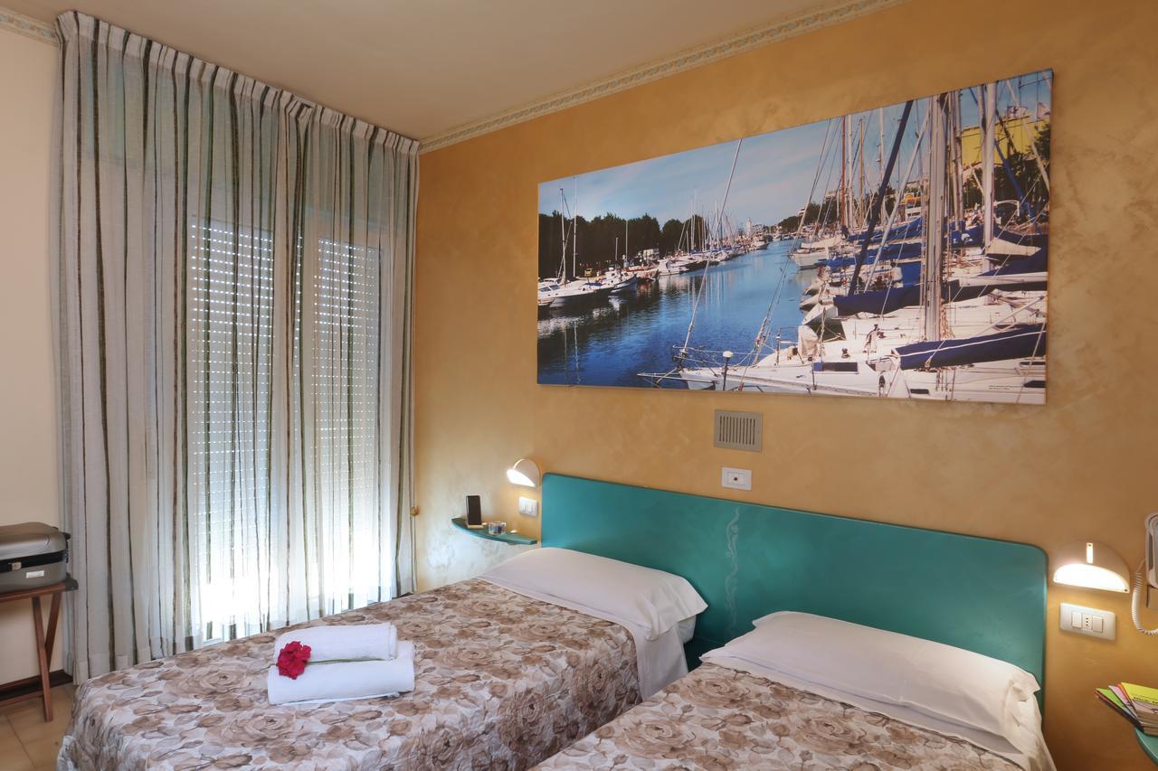 Hotel Marselli Римини Экстерьер фото